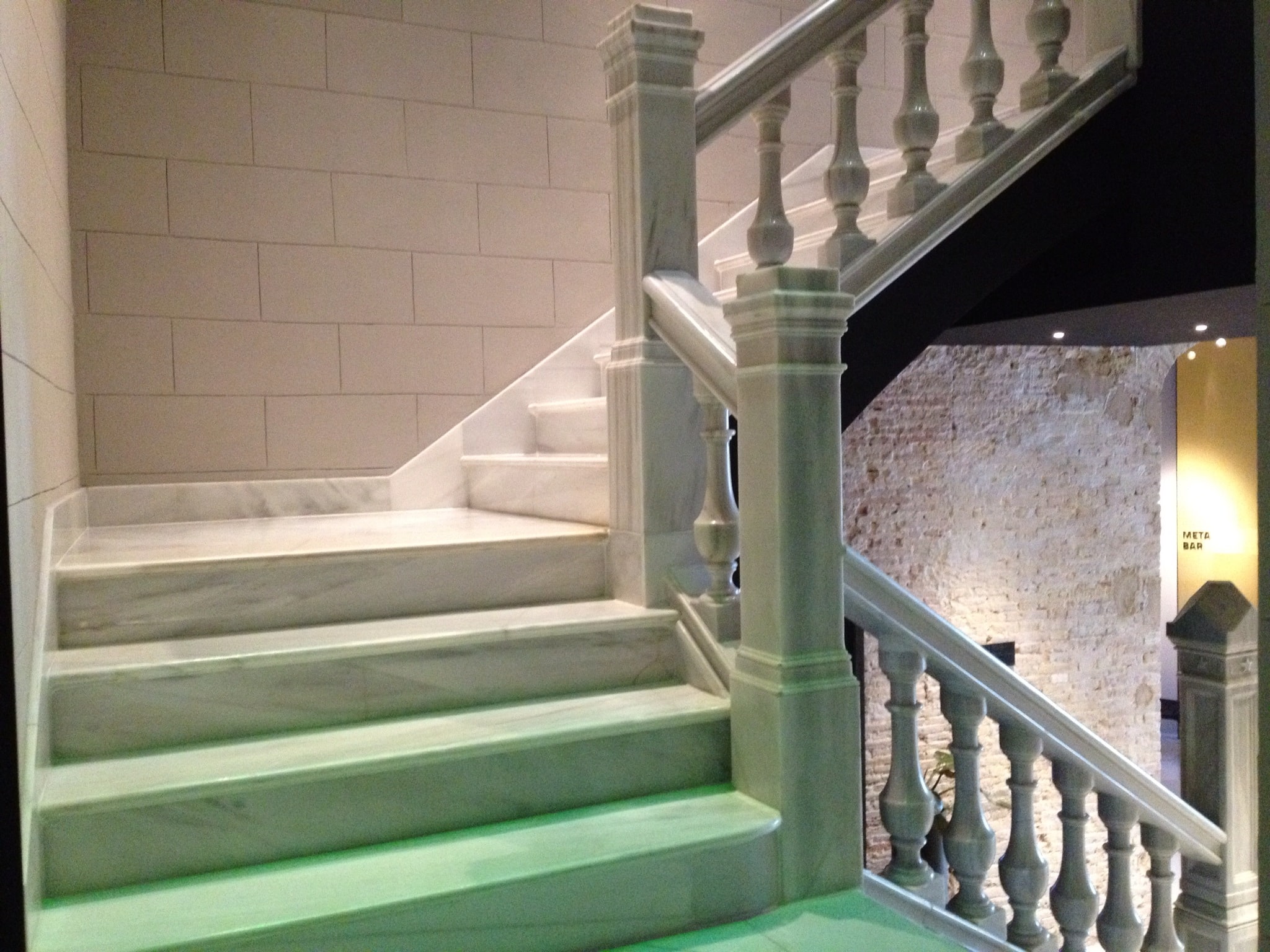 escalera mármol