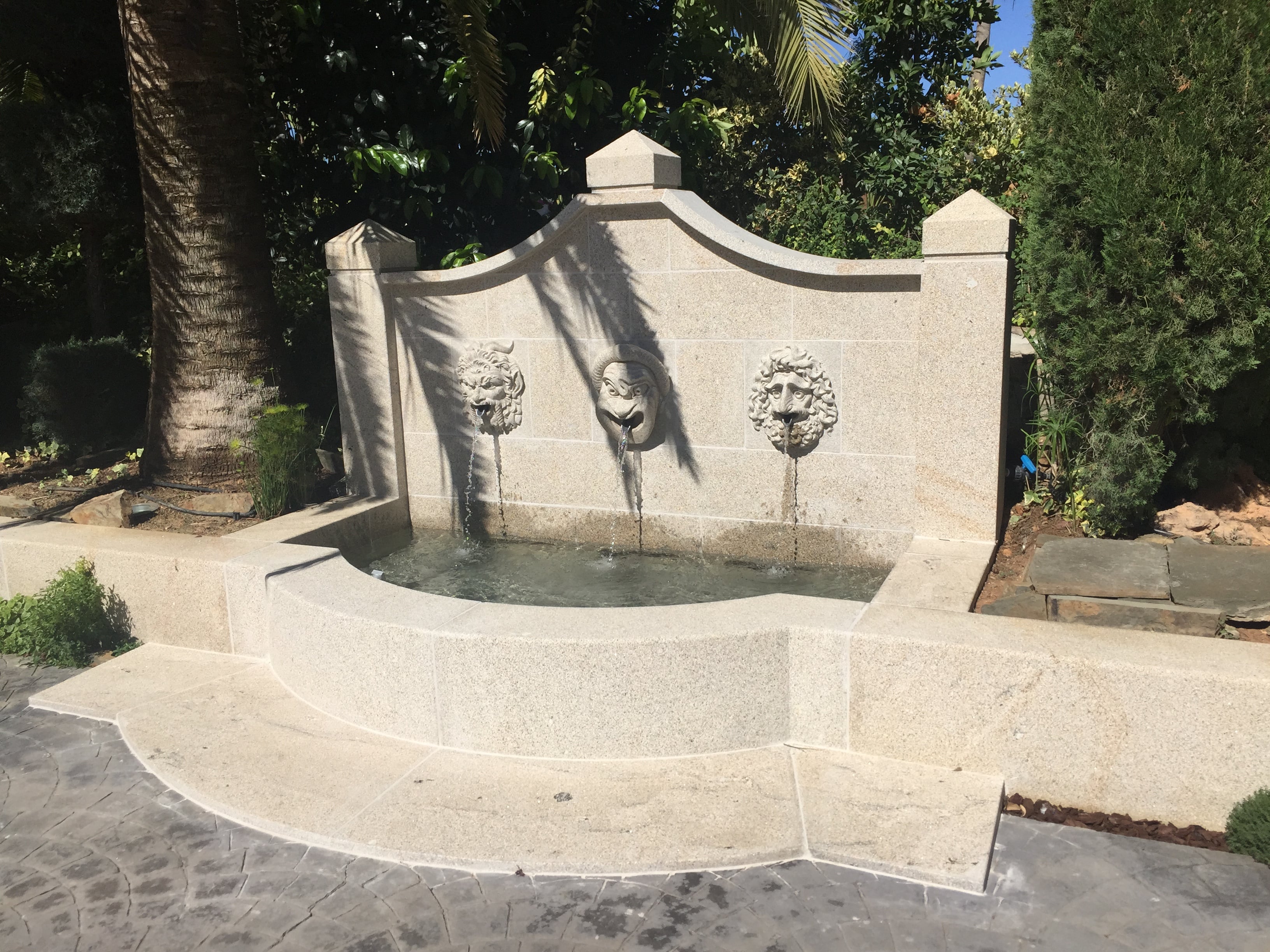Fuente tres rostros para jardín