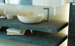 Aplicación de materiales naturales para renovar el baño