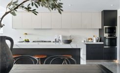 Cocina blanca con mármol negro: El contraste perfecto